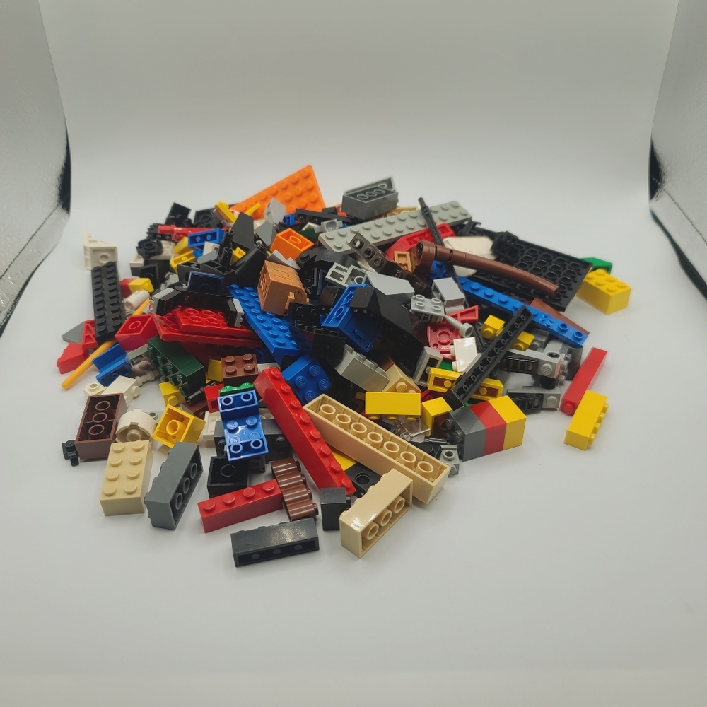 Lego 1lb/bag. Unsorted mix of bricks and other non brick shaped pieces Read Desc